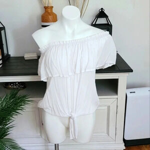 𝅺WHITE ruffle top